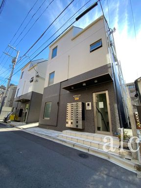 新宿区北新宿２丁目の賃貸マンションのエントランス