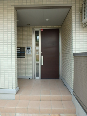 玄関には収納に便利な大きな下駄箱付