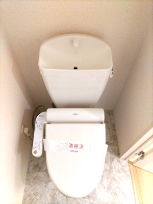 収納棚付温水洗浄便座トイレ