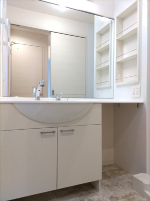 忙しい朝の準備に便利な洗髪洗面化粧台