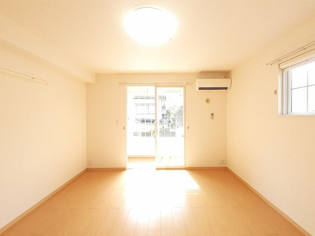 パルティールの内装|明るい室内です