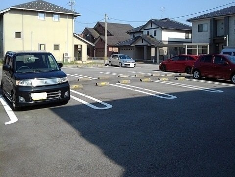 カレントⅢの駐車場|車をお持ちの方に嬉しい駐車場付きの物件です