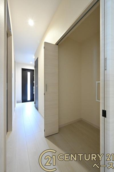 リーブルガーデン押熊町 １号棟 ／新築一戸建の収納|■現地撮影写真■あると嬉しい便利な廊下収納！