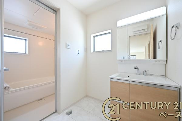 リーブルガーデン押熊町 ２号棟 ／新築一戸建の独立洗面台|■現地撮影写真■三面鏡タイプのミラーキャビネット！収納スペースも豊富です！