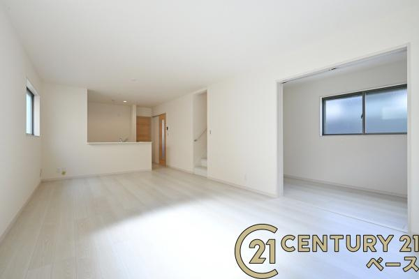 リーブルガーデン押熊町 ２号棟 ／新築一戸建の居間・リビング|■現地撮影写真■ご家族でくつろげる広々としたリビング！