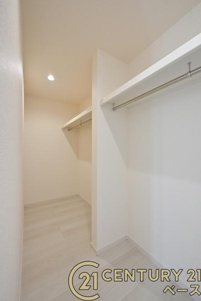 リーブルガーデン押熊町 ２号棟 ／新築一戸建の収納|■現地撮影写真■主寝室には大容量ファミリーＷＣＬを完備！大きな荷物も楽々収納！