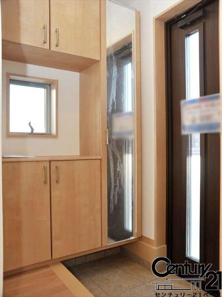 柏原市国分東条町の新築一戸建の内観：施工例|■玄関には大容量シューズボックスを完備！■