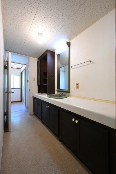 葛城市兵家の中古一戸建の独立洗面台|■現地撮影写真■おしゃれで広々とした洗面化粧台です！