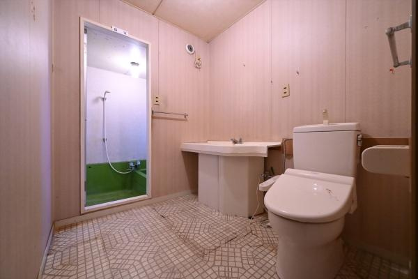 葛城市兵家の中古一戸建の独立洗面台|■現地撮影写真■２階部分の洗面所・トイレです！