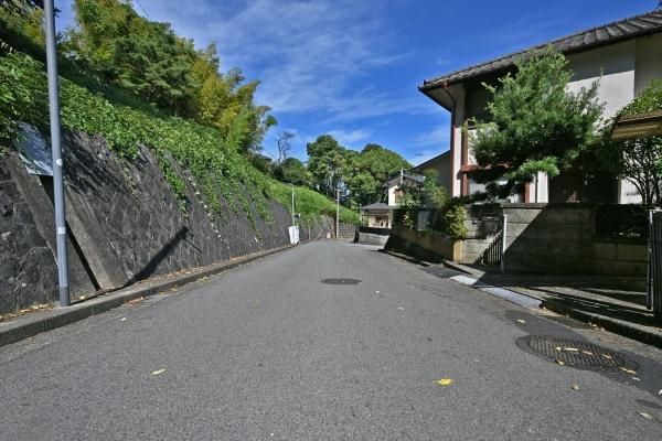 葛城市兵家の中古一戸建の前面道路含む現地写真|■現地撮影写真■前面道路約６ｍでお車の出し入れも楽々！