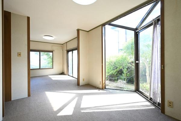 葛城市兵家の中古一戸建の居間・リビング|■現地撮影写真■大きな窓から柔らかい光が射し込みます！