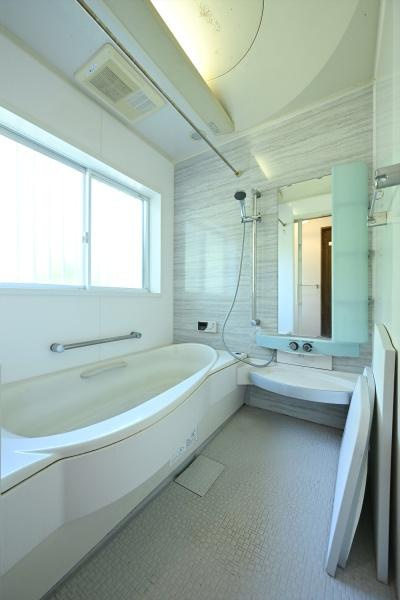 葛城市兵家の中古一戸建の浴室|■現地撮影写真■ゆったりしたサイズの浴室！足を伸ばしての入浴は疲れも癒してくれます！