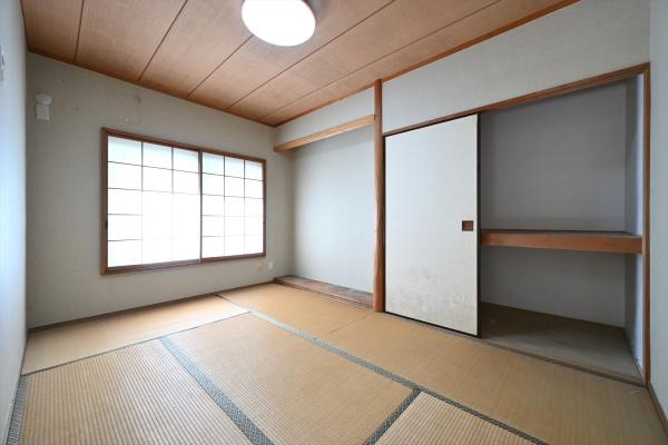 葛城市兵家の中古一戸建の和室|■現地撮影写真■ほっこり落ち着ける和室。客間としても、ご家族のくつろぎスペースとしてもご利用いただけます。