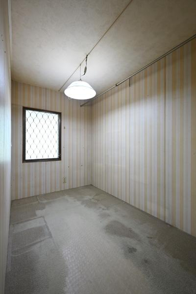 葛城市兵家の中古一戸建の収納|■現地撮影写真■廊下にも広々収納スペース完備！