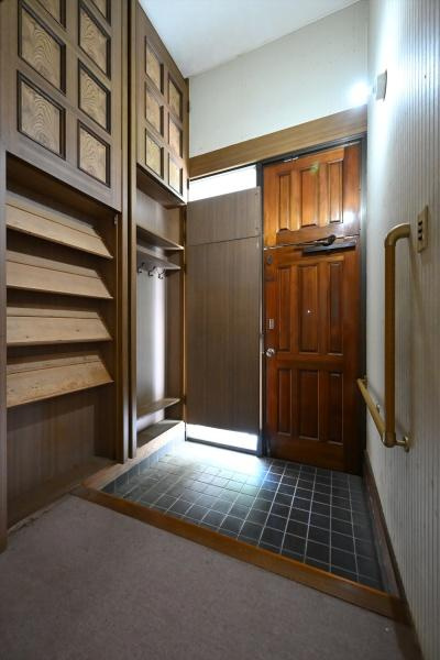 葛城市兵家の中古一戸建の玄関|■現地撮影写真■玄関には大容量シューズボックス完備！
