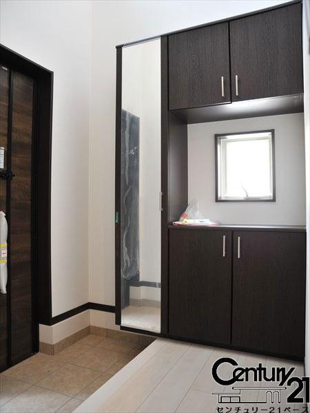 柏原市国分東条町の新築一戸建の内観：施工例|■玄関には大容量シューズボックスを完備！■