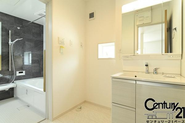 柏原市国分東条町の新築一戸建の内観：施工例|■三面鏡タイプのミラーキャビネット！収納スペースも豊富です！■