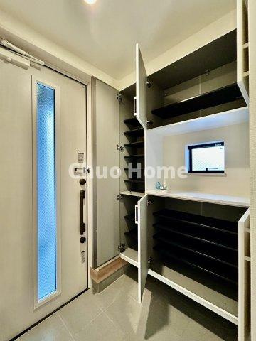 江戸川区東小岩1丁目新築分譲住宅の玄関|【玄関】玄関には大型のシューズクローゼットを設置しておりますのでいつでもスッキリりとした空間を保てます。玄関周りを清潔に使うのはとても大事なことですよね。