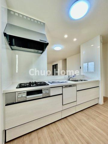 江戸川区東小岩1丁目新築分譲住宅のキッチン|ワイドで収納豊富なシステムキッチン