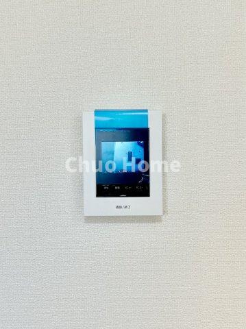 江戸川区東小岩1丁目新築分譲住宅のセキュリティ|【モニターホン】誰が来たかすぐにわかるカラーモニター付きインターホン。通話ボタンを押すまでは室内の音は漏れていませんので相手を確かめてから応対できます。