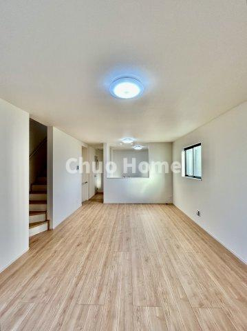 江戸川区東小岩1丁目新築分譲住宅のキッチン|視界に広がりを生むオープンなキッチン。料理や片付けをしながら、家族との会話を楽しんだり、リビングで遊ぶ子どもを見守れます。ご見学時には家具の配置などもイメージしながらぜひご覧になって見て下さい。