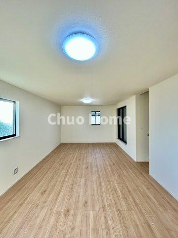 江戸川区東小岩1丁目新築分譲住宅の居間・リビング|【リビングダイニング】一日の中で多くの時間を過すことになるリビングダイニングだからこそ、いつも穏やかな空間であることが必然。爽やかな通風と採光を存分に感じる事が出来る空間です。