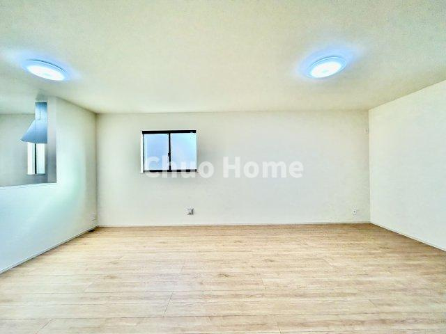 江戸川区東小岩1丁目新築分譲住宅のダイニング|【ダイニング】忙しい朝でも、しっかり家族が揃って食事をして頂けるゆとりある大きさのダイニングスペース。奥様が作る手料理をカウンター越しに受けとって頂き、テーブルで囲む素敵な時間を存分に愉しんで下さい。