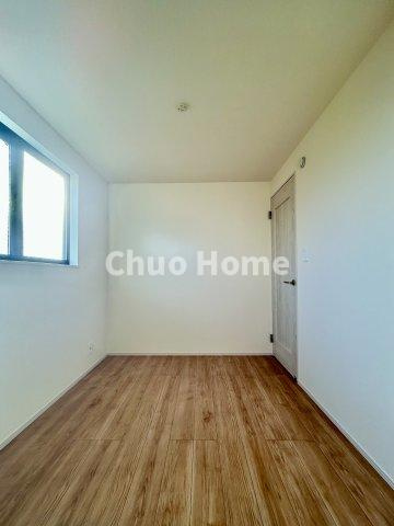 江戸川区東小岩1丁目新築分譲住宅の寝室|【寝室】心と体をゆったりと安らげる主寝室。寝室のゆとりが大きい分だけ、暮らしの安らぎは深まります。一日の疲れを癒すだけでなく、ご夫婦の親密な語らいを紡ぎ出します