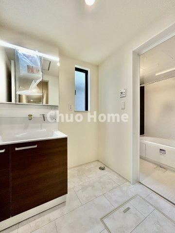 江戸川区東小岩1丁目新築分譲住宅のランドリースペース|【ランドリースペース】担当者がスケールを持ち歩いておりますので、ご見学時には現在お使いの洗濯機などがきちんと収まるかなどもチェックして下さい。見学前に測っておくと非常に便利だと思います。