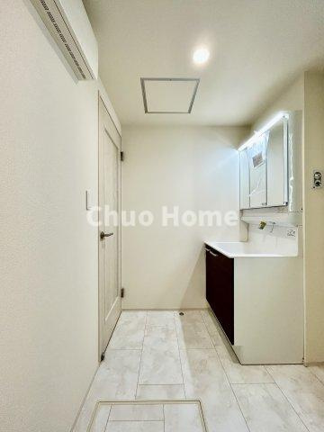 江戸川区東小岩1丁目新築分譲住宅の脱衣所|【洗面所】明るい洗面所は朝をすっきりさせてくれる空間です。バタバタしている忙しい朝でも収納が多い洗面台では短い時間で効率良く支度ができます。