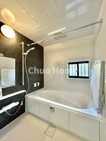 江戸川区東小岩1丁目新築分譲住宅の浴室|【バスルーム】暖房換気乾燥機付きシステムバスルーム。暖房・冷風・換気・乾燥など、毎日を快適に過ごせるうれしい機能が揃っています。雨の日の洗濯物も安心です。