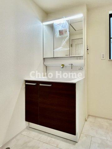 江戸川区東小岩1丁目新築分譲住宅の独立洗面台|【洗面化粧台】洗面化粧台には三面鏡を採用。身だしなみを整えやすい事はもちろんですが、鏡の後ろに収納スペースを設ける事により、散らかりやすい洗面スペースをすっきりさせる事が出来るのも嬉しいですね