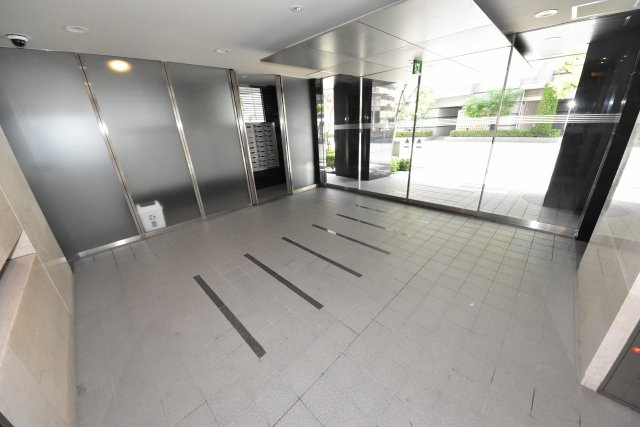 ルーセントオーデン難波のエントランス