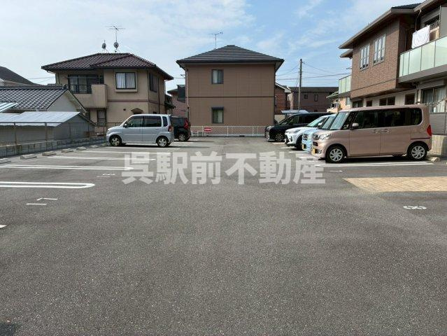 シャーメゾンリズの駐車場