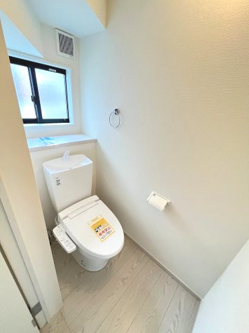 【トイレ】 | 春日市惣利4丁目1期　1号棟（全1棟）【仲介手数料無料・0円】 | 現地写真。1階のトイレです。