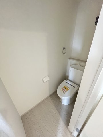 【トイレ】 | 春日市惣利4丁目1期　1号棟（全1棟）【仲介手数料無料・0円】 | 現地写真。2階にもトイレです。