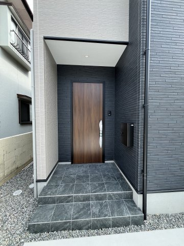 【玄関】 | 春日市惣利4丁目1期　1号棟（全1棟）【仲介手数料無料・0円】 | 現地写真。