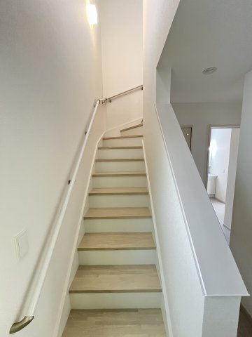 【内装】 | 春日市惣利4丁目1期　1号棟（全1棟）【仲介手数料無料・0円】 | 現地写真。2階へ上がる階段です。手摺もついて安全ですね。