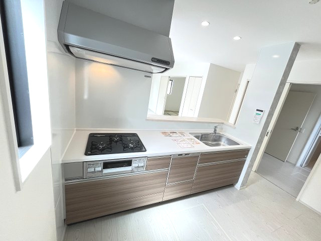 【キッチン】 | 春日市惣利4丁目1期　1号棟（全1棟）【仲介手数料無料・0円】 | 現地写真。