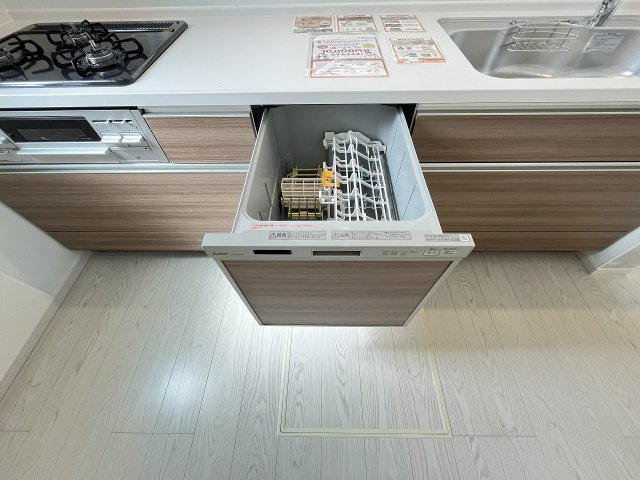 【キッチン】 | 春日市惣利4丁目1期　1号棟（全1棟）【仲介手数料無料・0円】 | 現地写真。食洗器が付いてます。
