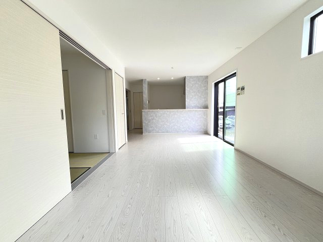 【居間・リビング】 | 春日市惣利4丁目1期　1号棟（全1棟）【仲介手数料無料・0円】 | 現地写真。リビングです。