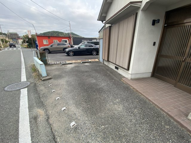 御立東戸建て1丁目12-5の駐車場