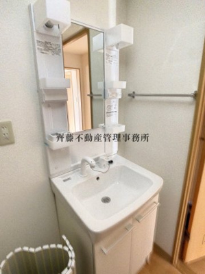 【独立洗面台】 | サンライズ旭 | 洗髪もできるしお掃除もしやすいシャワー付き洗面台。隣には洗濯機置き場も。