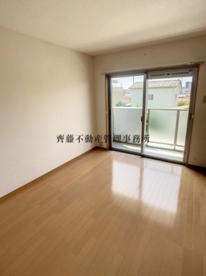 【寝室】 | サンライズ旭 | こちらの収納もロングコートなど大物もしまえて嬉しいですね。