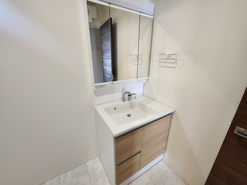 小牧市大字久保一色　新築戸建　２号棟の独立洗面台|朝の支度にも助かる、独立の洗髪洗面化粧台