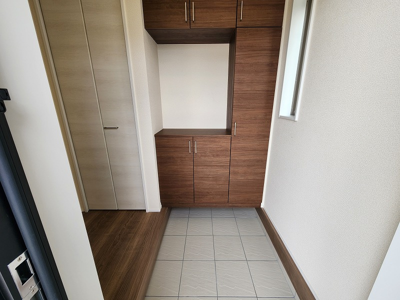 小牧市大字久保一色　新築戸建　２号棟の玄関|ゆったりとした玄関です