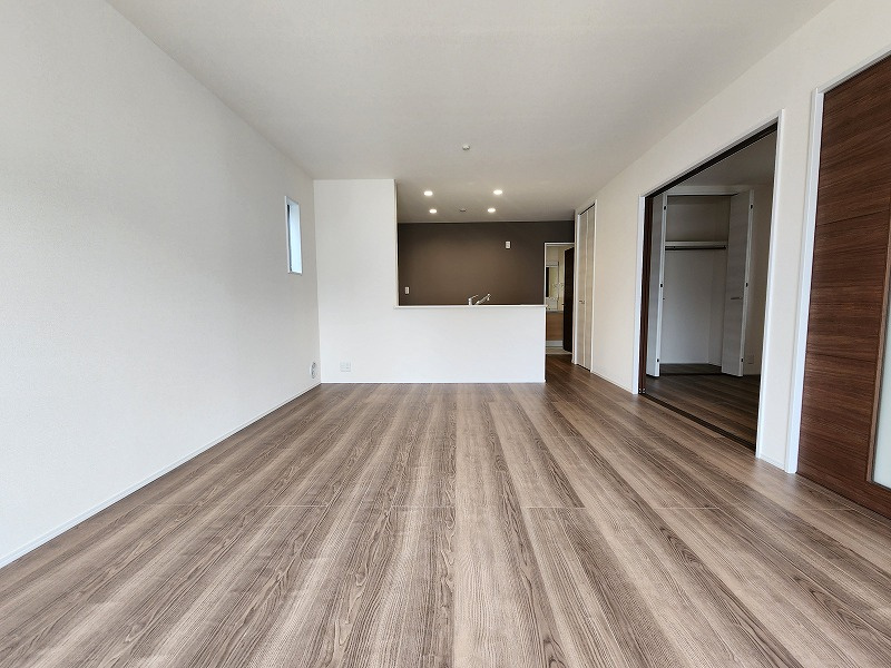 小牧市大字久保一色　新築戸建　２号棟の居間・リビング|こちらのリビングで趣味の時間をお楽しみください