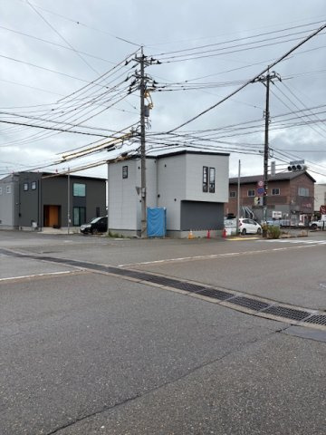 横川4丁目分譲住宅の前面道路含む現地写真