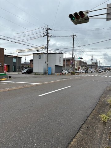 横川4丁目分譲住宅の前面道路含む現地写真