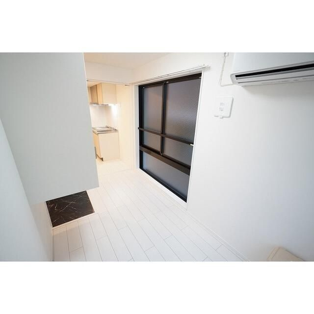 プレジール三軒茶屋 の居間・リビング|■エアコン■24時間換気システム■ダウンライト■２面採光